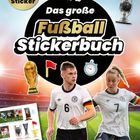 "Das große Fußball Stickerbuch". Fußballer in weißen Trikots, Logos von Fußballclubs, Pokale und ein Stadion im Hintergrund.