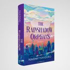 "Buchtitel: The Rainshadow Orphans, Autor: Naomi Ishiguro. Illustration einer futuristischen Stadt mit bunten Wolken."