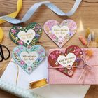 Herzförmige Karten: "Viel Glück", "Alles Liebe", "Alles Gute", "Von Herzen". Farbige Muster, Geschenk, Schleifen, Trockenblumen.