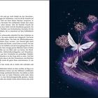 Links: Romantext über Sandmännchen und Kinder. Rechts: Illustration mit fliegenden Schmetterlingen über einer sternklaren Nacht.