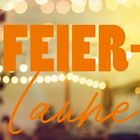 Text: "FEIER-laune". Hintergrund: Unscharfe Lichter, die eine festliche Atmosphäre erzeugen.