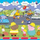 1. Wer trägt einen Feuerwehrhelm?  
2. Wer ist auf dem Fahrrad unterwegs?  
3. Was hält Peppa Wutz in der Hand?  
4. Welche Farbe zeigt die Ampel an?  
5. In welchem Fahrzeug sitzt Herr Rhino?  
6. Wer fährt den Zug?  
Gemalte Baustellen-Szene mit Tieren.