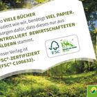 Text über nachhaltige Papierproduktion und FSC-Zertifizierung. Logos: FSC-Siegel mit Bäumen, Tieren und grünem Symbol. Hintergrund: Wald.