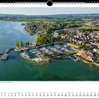 "Blick auf Unteruhldingen und die Anlage des Freilichtmuseums Pfahlbauten." Luftaufnahme eines Hafens. Kalender für Juni 2027.