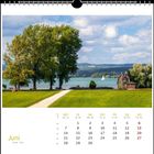 Kalender für Juni mit Foto eines Sees, Bäumen und einem Holzhaus. Segelboot auf dem Wasser bei Sonnenschein.