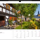 Juni. Rudiobsdat. Fachwerkhaus, Garten mit Bäumen, Kirche im Hintergrund. Kalender mit Monatsübersicht.