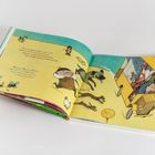 Zwei Seiten eines Kinderbuchs mit bunten Illustrationen von Tieren und einem gelben Bus. Texte über Busabenteuer.