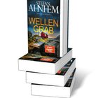 Aufschrift "Stefan Ahnhem: Wellengrab, Kriminalroman". Ein rotes Haus an einer felsigen Küste, Stapel von Büchern.
