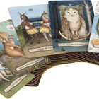 Tarotkarten mit Texten: "Der Wagen", "Die Hohepriesterin", "Die Welt", "Die Herrscherin", "Die Sonne". Verspielte Illustrationen.