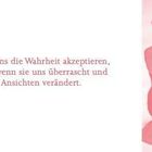 Oktober, 43. Woche. Zitat von George Sand: "Lasst uns die Wahrheit akzeptieren, auch wenn sie uns überrascht und unsere Ansichten verändert." Drei Personen sitzen mit dem Rücken zur Kamera, mittlere Person mit großem Hut.