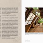 Text über Architektur in Äquatorialguinea und ihre soziale Bedeutung. Rechts: Holzstruktur im Wald mit Liegestühlen.