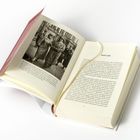 Ein aufgeschlagenes Buch mit Texten "Von diesem Foto wusste ich..." und "Nach Lodz". Schwarz-weißes Foto von Menschen auf einer Straße.