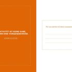 Links: Orange Fläche mit Zitat „Kreativität ist keine Gabe, sondern eine Vorgehensweise.“ - John Cleese. Rechts: Schreibflächen.