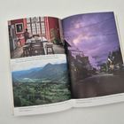 Links: "DEHLI, INDIEN: Sunita in meinem Wohnzimmer...". Rechts: "IN DER NÄHE VON RASUWA, NEPAL...". Bilder von Innenraum und Straße.