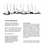 "Bewegungs- und Klatschspiele. Auf den Zehenspitzen. Wir gehen auf den Zehenspitzen. So wird gespielt: Die Kinder gehen im Kreis." 

Zeichnung von Kinderfüßen auf Zehenspitzen.