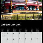 Kalenderseite für Juni in vier Sprachen. Bild: Buntes, kurviges Gebäude mit kreativer Architektur.