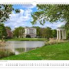 Juni-Kalenderblatt mit Parklandschaft: Teich, weißes Gebäude, Rundtempel. Bäume und Wiese im Vordergrund.