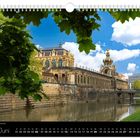 "Juni" und "Zwinger mit Kronentor" sind die Texte. Ein historisches Gebäude spiegelt sich im Wasser, umrahmt von grünem Laub.