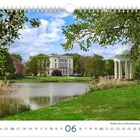 "Weißes Haus und Musentempel am Teich im agra-Park." Ein idyllischer Park mit Teich, weißem Gebäude und Tempel.