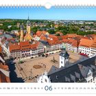 "Obermarkt in Freiberg" zeigt einen Platz mit umgebenden Gebäuden, einem Brunnen und einem Turm.