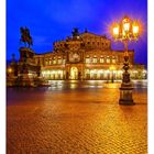06, Semperoper auf dem Theaterplatz. Abendstimmung, beleuchtetes Opernhaus und Reiterstatue, goldene Laternen.