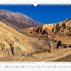 Kalendarium mit Mai und Feiertagen. Text beschreibt beeindruckende Landschaften von Dhakmar im Königreich Mustang. Wüstenlandschaft mit roten Felsen und Bergen im Hintergrund.