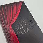 Der Text auf dem Buchcover lautet „A Stage Set for Villains“. Zu sehen ist ein roter Vorhang auf schwarzem Hintergrund.