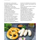 "Weißwurschtballade" von Monika Pauderer, beschreibt humorvoll die Herkunft der Weißwurst. Darunter Brezen und Weißwürste.