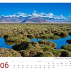 06, Kalender mit einer Landschaft aus grünen Grasflächen und kleinen Wasserpools vor schneebedeckten Bergen.
