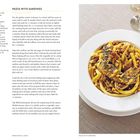 Links ein Rezept für "Pasta with Sardines". Rechts ein Teller mit Pasta, Sardinen und einer Weinglas.