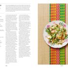 Saure Phở: Anleitung zur Zubereitung von Phở Chua mit frittierten Nudeln und Erdnusssauce. Rechts: Gericht auf Blumen-Teller.