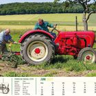 Juni 2027, Kalender mit Porsche Diesel F319 Traktor, Landschaft mit Wiese, zwei Männer bei landwirtschaftlicher Arbeit.