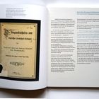 Seite mit historischem Dokument links und Text über bayerische Eisenbahner-Verbände rechts. Buchseite 12 und 13.