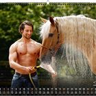 06 Stallburschen. Ein muskulöser Mann spritzt ein blondes Pferd mit Wasser ab.