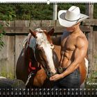 "Grooms 06" am unteren Rand. Ein muskulöser Mann mit Cowboyhut steht neben einem Pferd, die Umgebung ist ländlich.