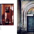 Links: Luther-Statue vor Rathaus in Wittenberg. Rechts: Kirchenportal mit Kreuzigungsszene und lateinischem Text in Bögen.