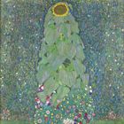 „Gustav Klimt“ unten rechts. Eine große Sonnenblume vor einem blauen und grünen Hintergrund, umgeben von bunten Blumen.