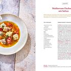 "LESEPROBE: Mediterrane Fischsuppe mit Safran. Beilage: Baguette oder Bauernbrot. Getränk: Weißwein aus Sizilien."  
Links eine Fischsuppe, rechts das Rezept.
