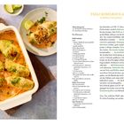 **Texte:** Thai-Kohlrouladen in Kokos-Currysauce. **Rezept:** verschiedene Zutaten wie Tofu, Kokosmilch und Quinoa. **Rechts:** Anleitung.  **Links:** Gekochte Rouladen in roter Soße.