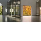 Links Fenster mit grünen Bäumen, rechts mit Herbstblättern. Raum mit glänzenden Wänden und heller Bodenfläche.