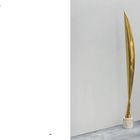 "Vogel im Raum, 1941, polierte Bronze auf Sockel aus Onyx." Eine schlanke, glänzende Skulptur auf einem Onyx-Sockel.