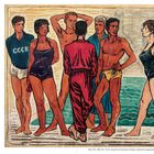Eine Gruppe von Personen am Strand, eine trägt ein "СССР"-Shirt. Im Hintergrund ist das Meer zu sehen.
