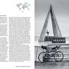 Links: Text beginnt mit "23 Taifun an Japans Nordspitze". Rechts: Monument mit Inschrift "The Northeastern Point in Japan", Fahrrad.
