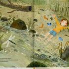 Text: „Ich legte mich auf die Wiese, ohne die Füße aus dem Wasser zu nehmen, die Nase himmelwärts.“ Ein Kind liegt entspannt im Gras am Wasser, Socken und Schuhe sind verstreut. Eine Libelle fliegt über den Fluss.