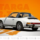 "TARGA 2.7" ist groß in Orange auf orangefarbenem Hintergrund zu sehen. Ein weißer Oldtimer steht im Vordergrund.