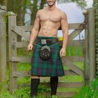 Text: "JUNI" und Kalendertage. Ein Mann in einem Kilt steht lächelnd vor einem Holztor, umgeben von grüner Natur.