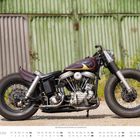 JUNI-Kalender: Retro-Motorrad vor grüne Wellblechwand. Vintage-Design, klassischer Look.