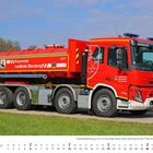 "Feuerwehr Landkreis Ebersberg" steht auf einem roten Feuerwehrfahrzeug. Es ist ein Kalenderbild für Dezember.