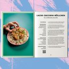 Text: "LACHS-ZUCCHINI-RÖLLCHEN MIT SCHNELLEM ASIA-REIS". Links: Hand hält Teller mit Röllchen auf Reis. Bunte, gepunktete Gestaltung.