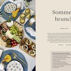 Sommerbrunch: Beschreibung zu einem griechischen Sommerbrunch mit Zutaten auf einem Tisch.